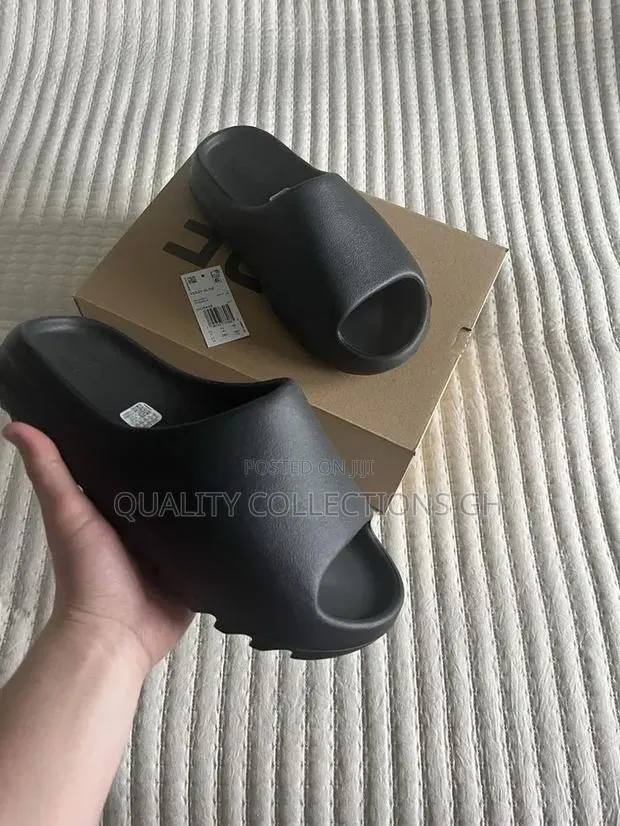 Yeezy Slides in Colours · Photo 1
