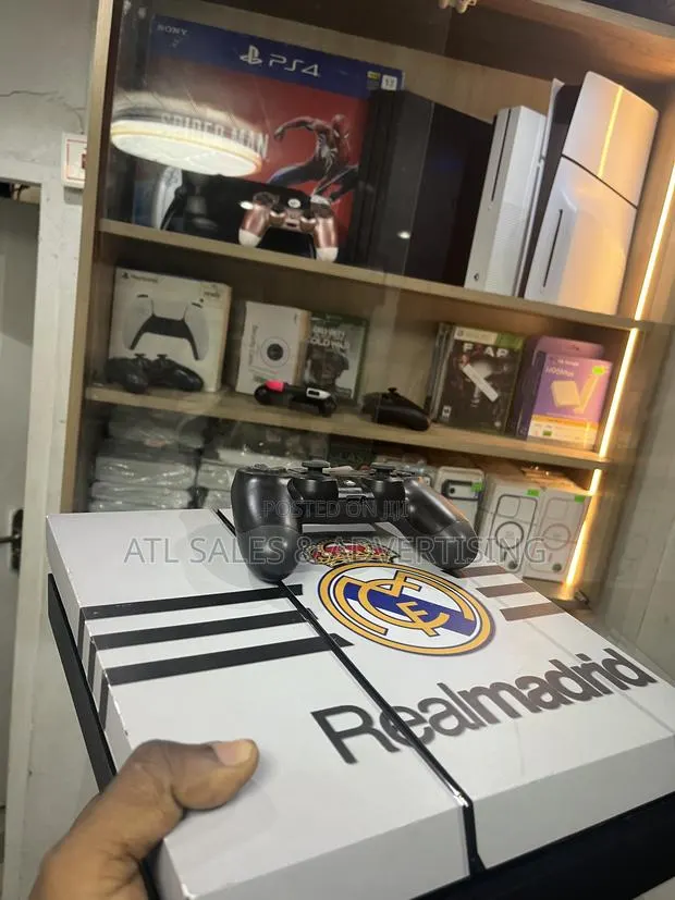 Exclusive PS4 With 5 Games Installed · Photo 1