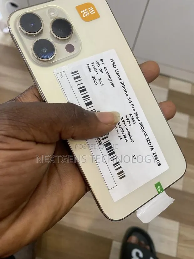 Apple iPhone 14 Pro Max 256 GB Gold · Photo 1