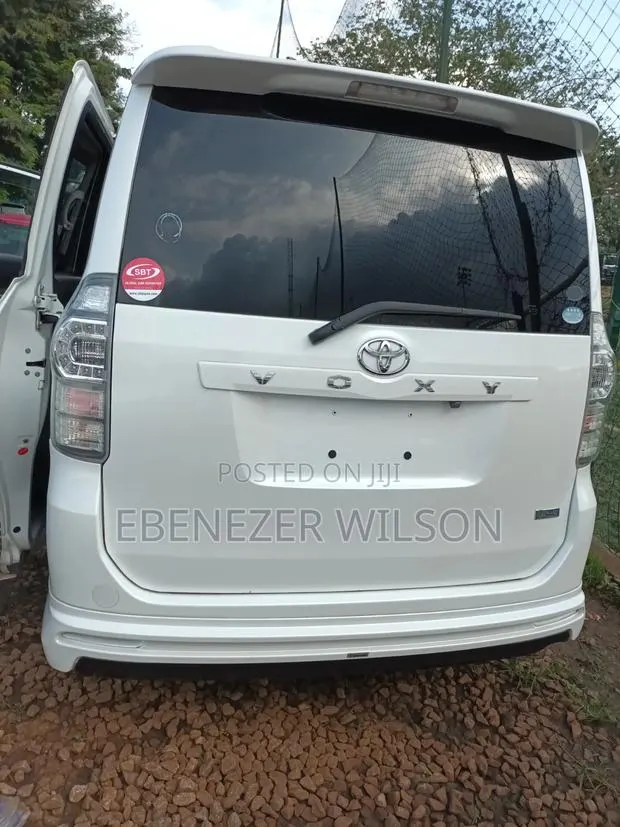 Toyota Voxy 2013 White · Photo 1