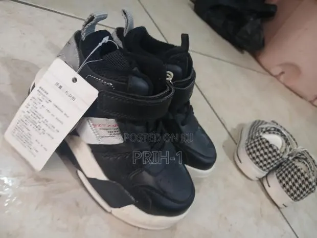 Kids Sneakers · Photo 1