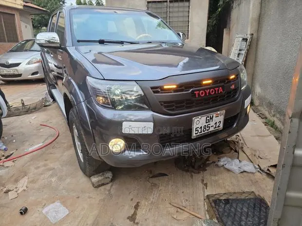 Toyota Hilux 2012 White · Photo 1