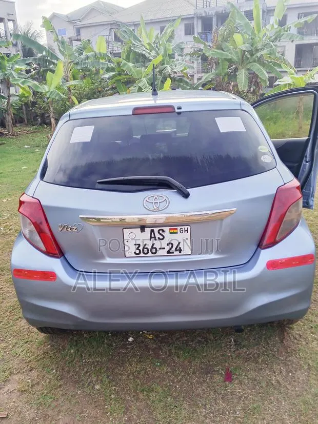Toyota Vitz 2012 Gray · Photo 1