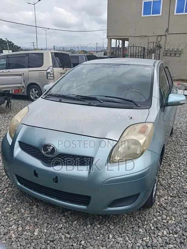 Toyota Vitz 1.3 AWD 5dr 2010 Gray · Photo 5