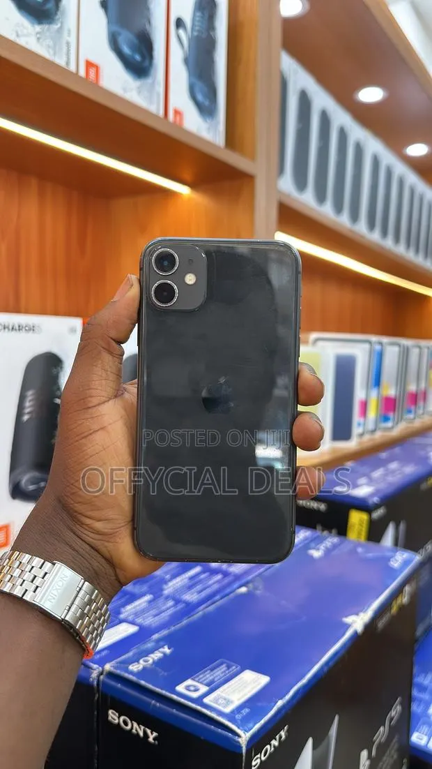Apple iPhone 11 64 GB Black · Photo 1