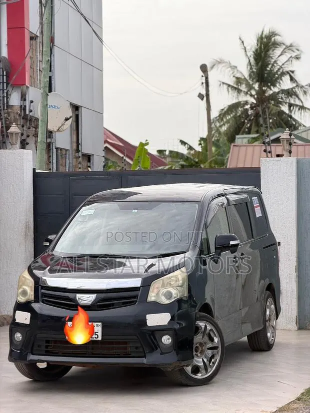 Toyota Voxy V 4WD 7-Seater 2012 Black · Photo 1
