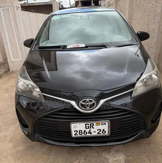 Toyota Yaris LE Hatchback 5dr 2017 Black · Photo 1