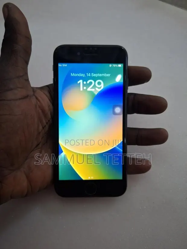 Apple iPhone 8 64 GB Gray · Photo 1