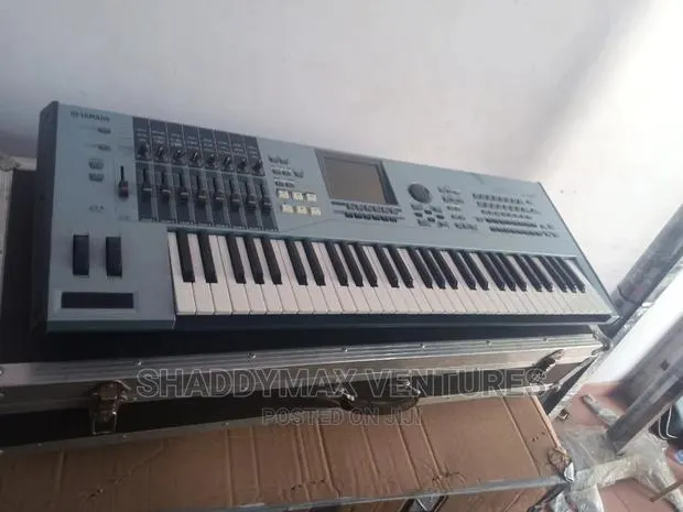 Yamaha Motif XS6 Keyboard Synthesizer
