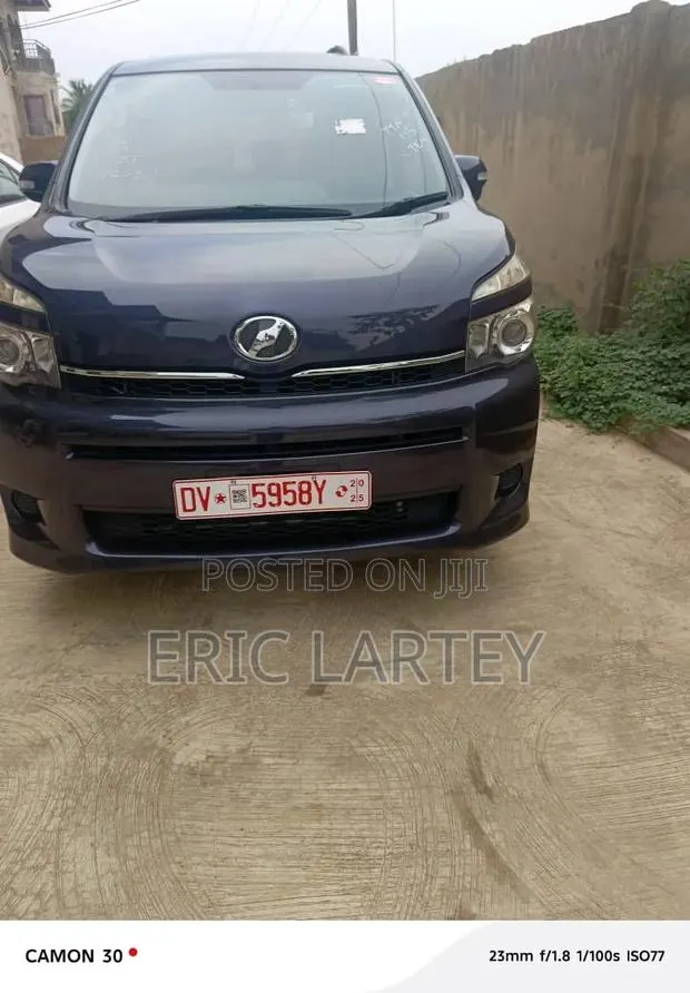 Toyota Voxy 2014 Beige · Photo 1