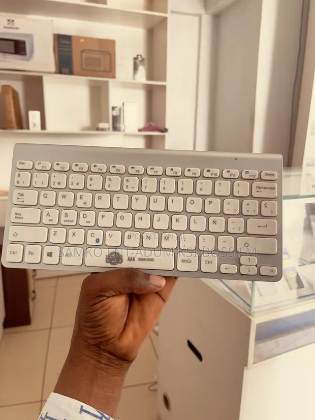 Universal Keyboard for Tablets, iPads and Laptops and Phones · Photo 1