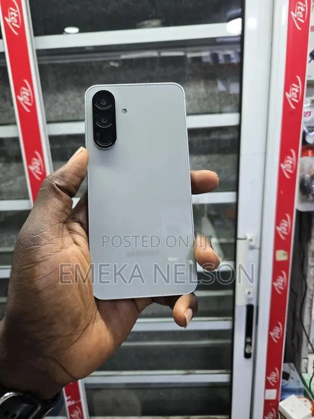 Samsung Galaxy A56 256 GB Silver · Photo 1