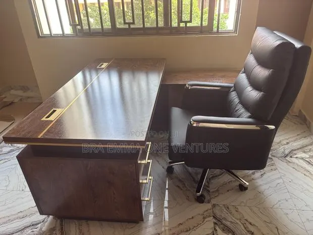 L Shape Executive Table And Chair · Photo 1