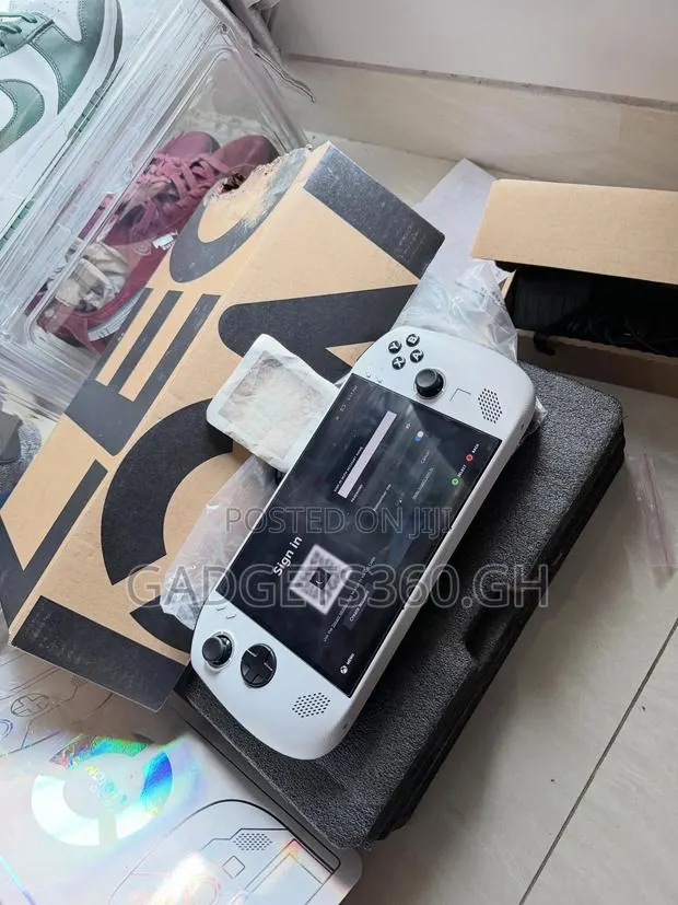 Lenovo Legion Go S (White 1TB) · Photo 1
