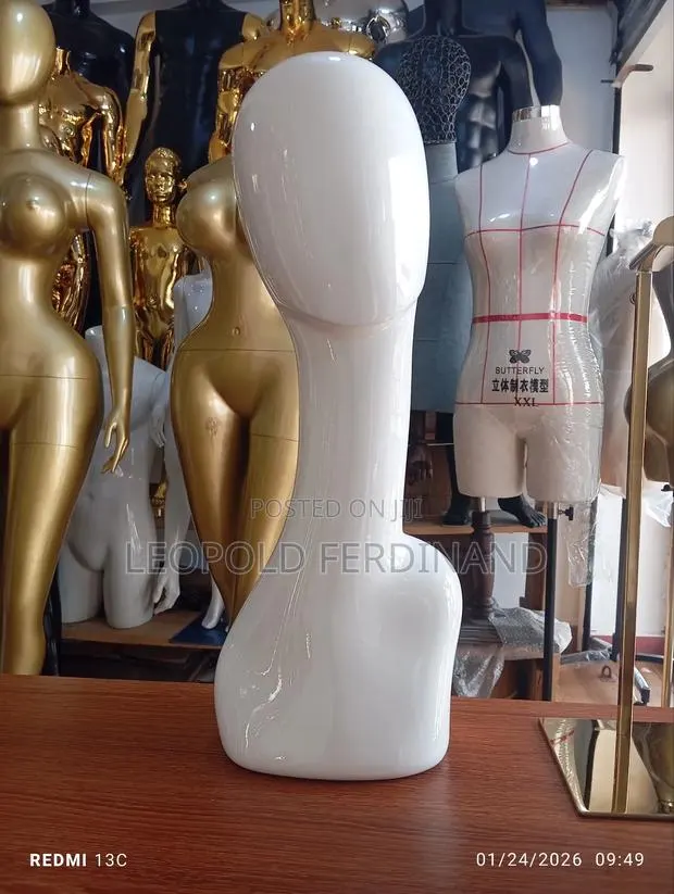White Mannequin Head · Photo 1