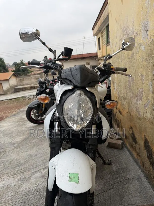 Suzuki SFV650 2015 White · Photo 1
