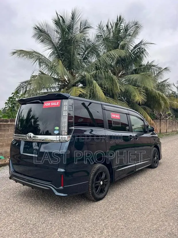 Toyota Voxy 2015 Black · Photo 3