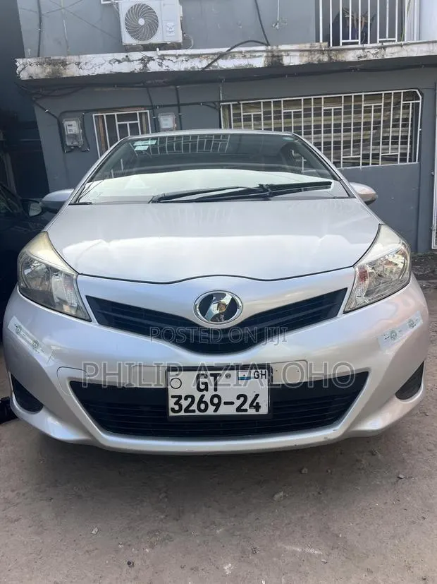 Toyota Vitz 1.0 FWD 5dr 2012 Silver · Photo 1