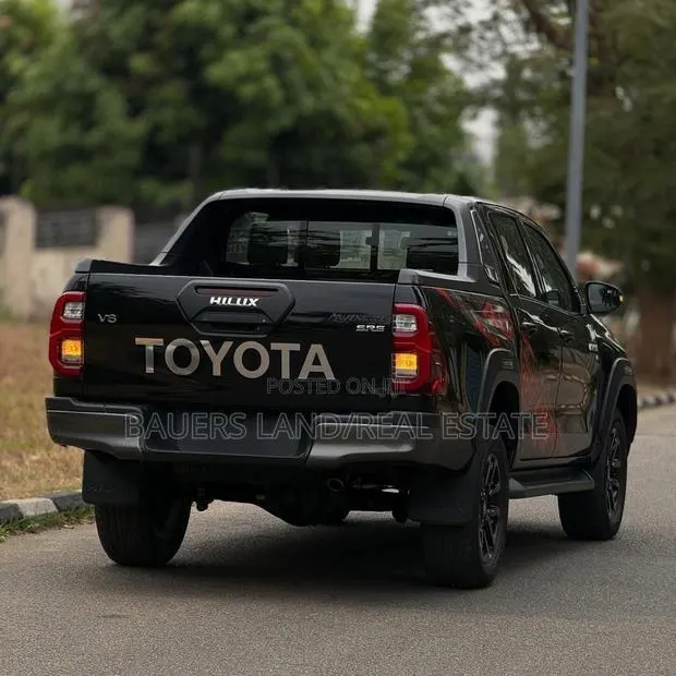 New Toyota Hilux 2025 Black · Photo 1