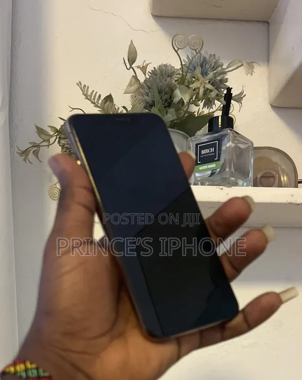 Apple iPhone 11 Pro Max 64 GB Gold · Photo 1