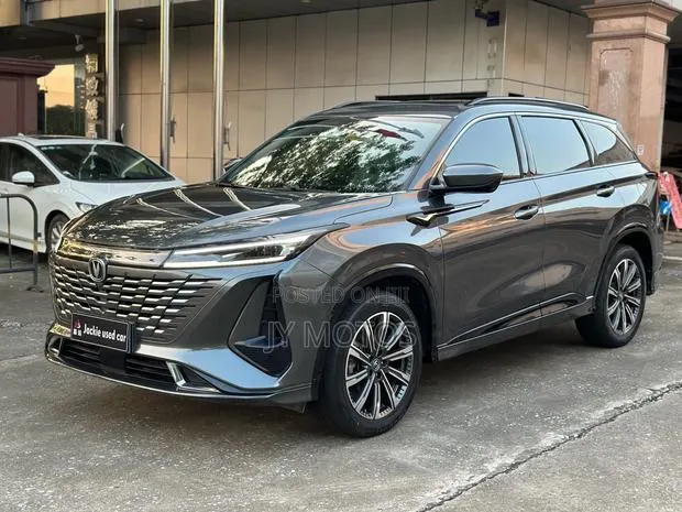 Changan CS75 Plus 2023 Gray · Photo 1