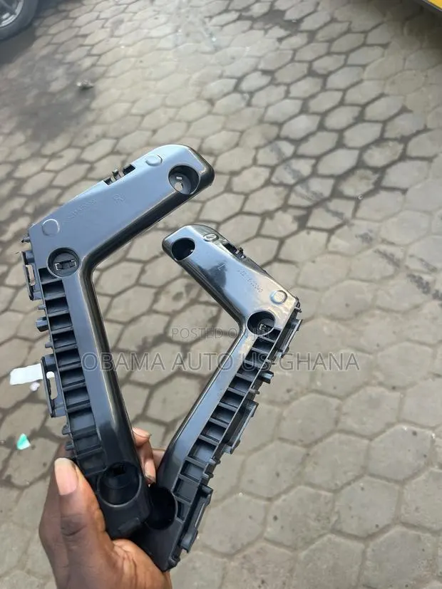 Toyota Corolla 2014 2015 2016 2017 2018 Bumper/Fender Locker Bracket · Photo 1