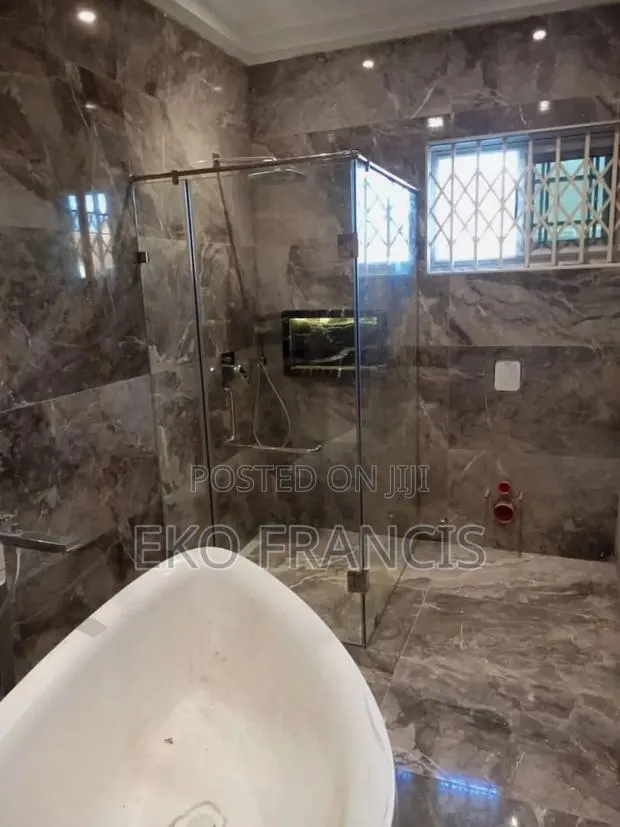BATHROOM Glass Cubic · Photo 1