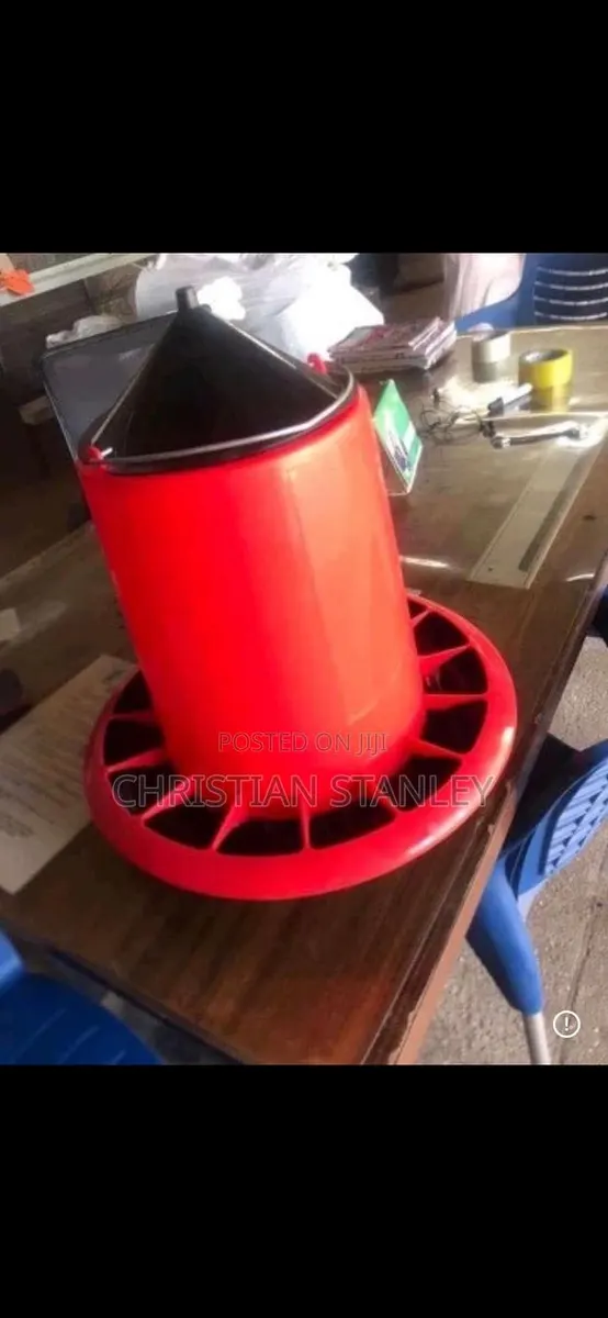 12kg Feeder Red and Black · Photo 1
