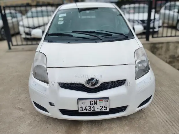Toyota Vitz 1.3 FWD 3dr 2010 White · Photo 1