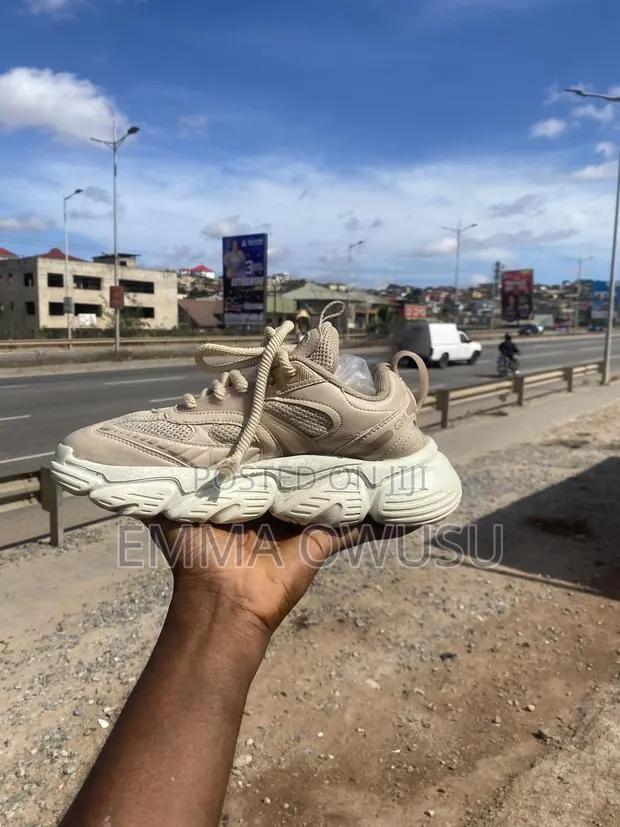 Thrift Sneaker · Photo 1