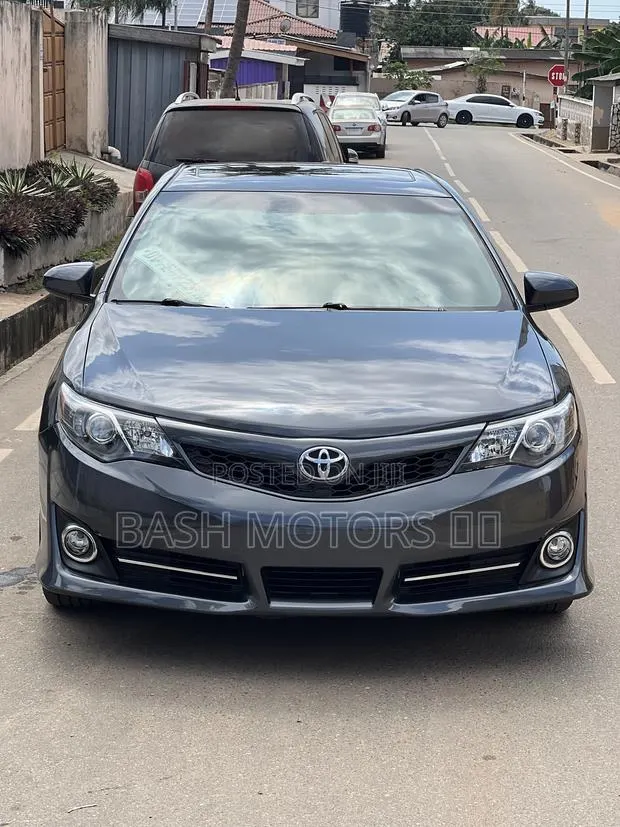 Toyota Camry SE 4dr Sedan (2.5L 4cyl 6A) 2014 Gray · Photo 1