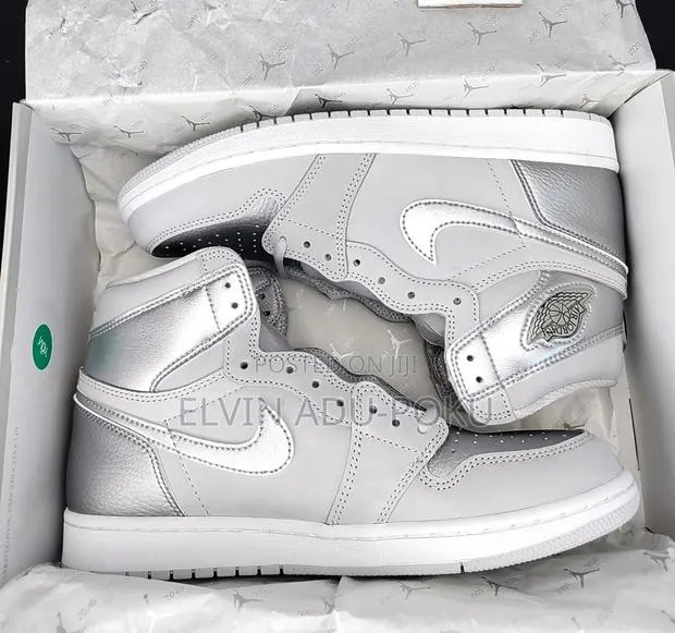 Air Jordan 1 Retro High Og Neutral Grey Sneakers · Photo 1