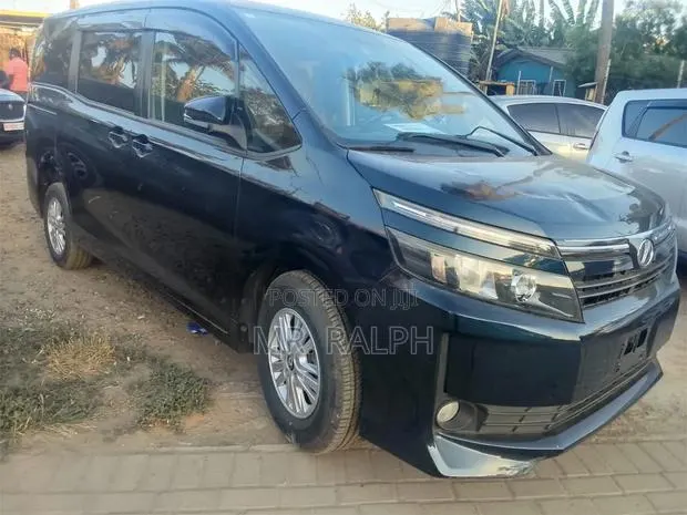 Toyota Voxy V 2WD 8-Seater 2015 Black · Photo 2