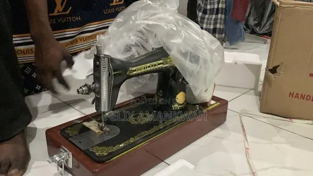 Hand Sewing Machine · Photo 1