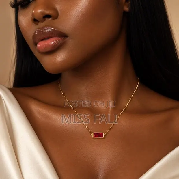 Subtle Line Necklace. · Photo 1