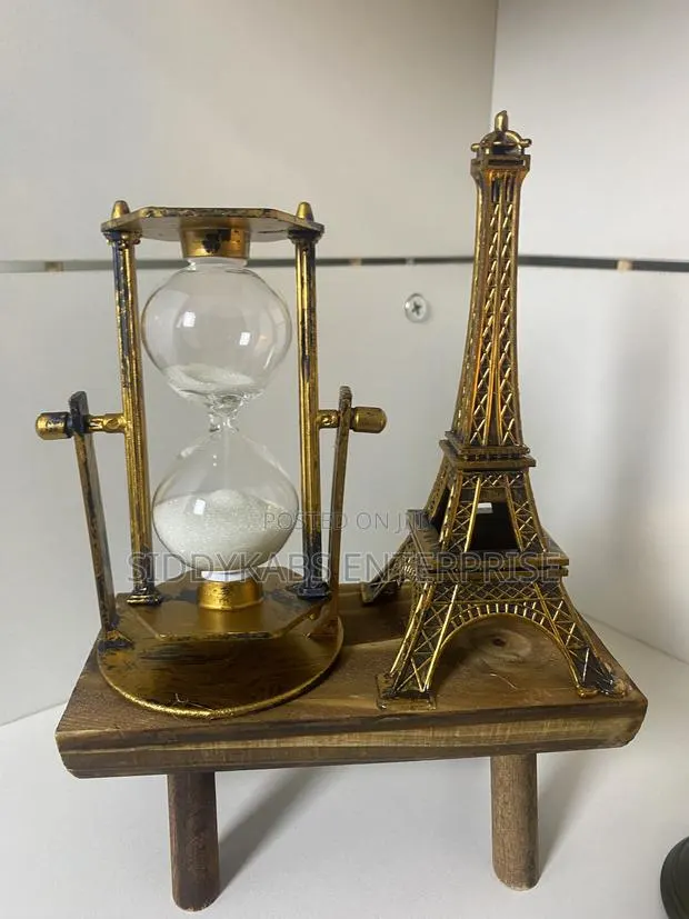 Eiffel Tower and Hourglass Desk Ornament · Photo 1
