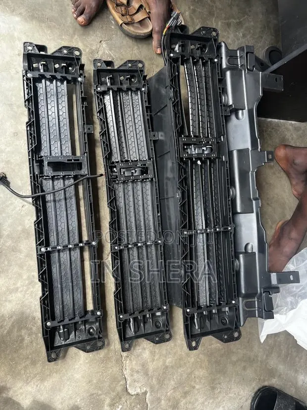 Honda CRV Shutter Grill With Motor 2017 2018 2019 2020 · Photo 1