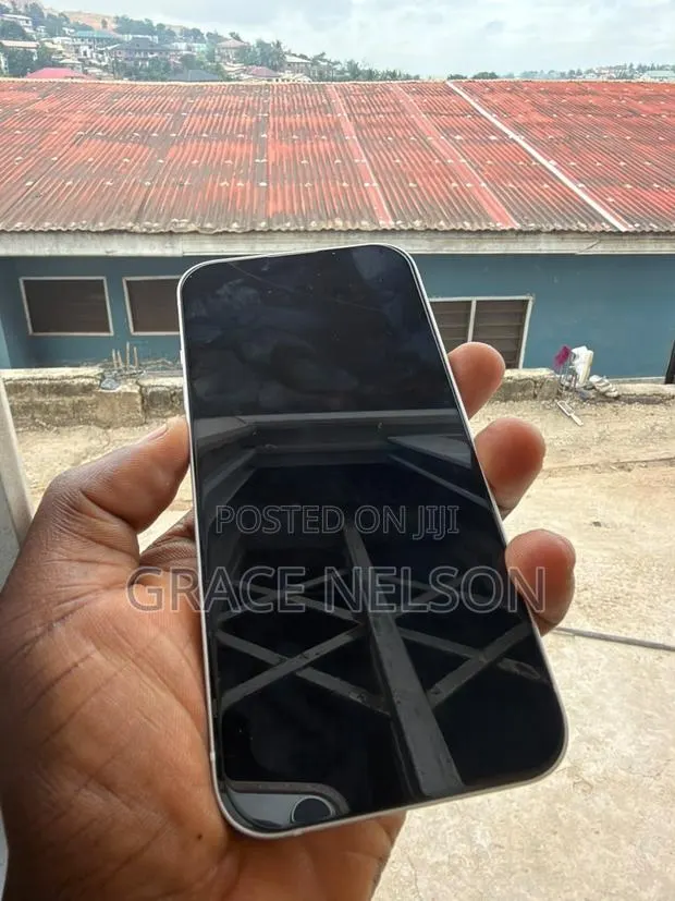 Apple iPhone 13 128 GB Silver · Photo 1