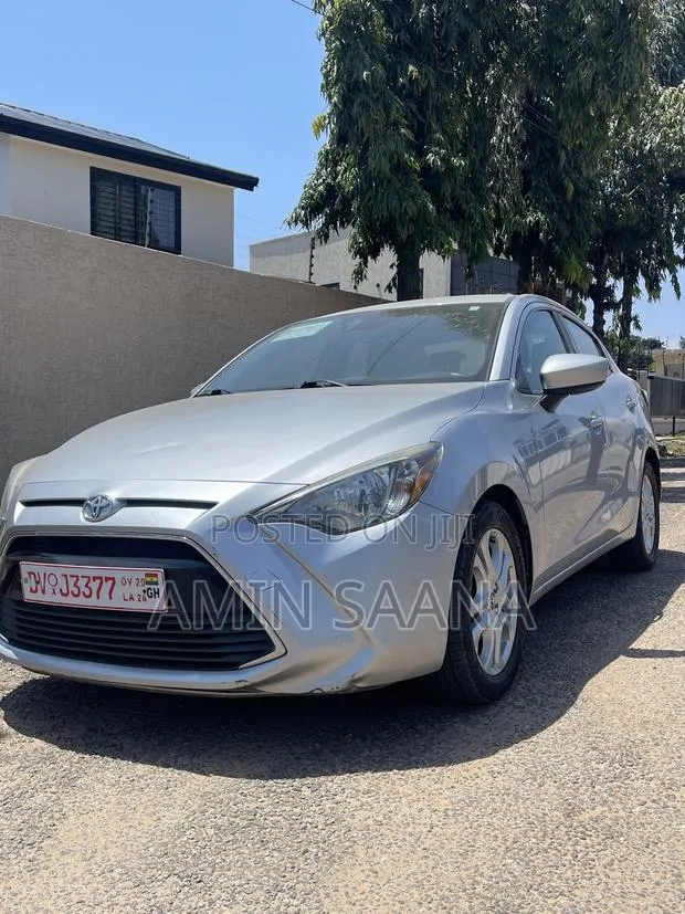 Toyota Yaris iA 1.5 FWD 2017 Silver · Photo 1
