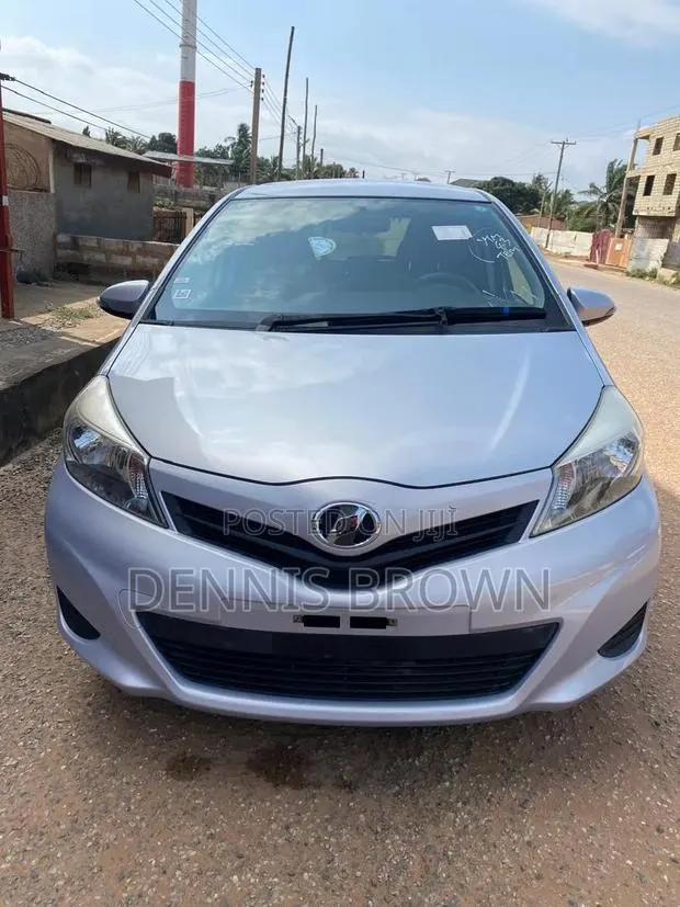 Toyota Vitz 1.3 AWD 3dr 2013 Silver · Photo 1