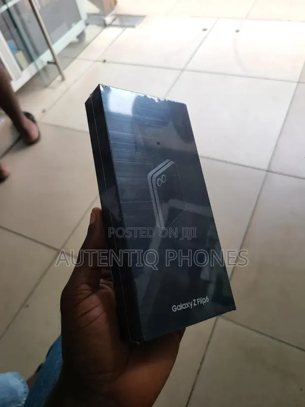 New Samsung Galaxy Z Flip6 256 GB Silver · Photo 1