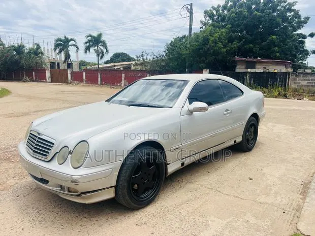 Mercedes-Benz CLK 2000 Silver · Photo 1