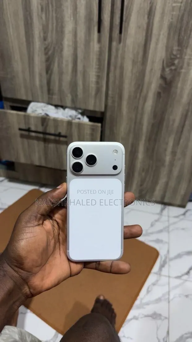 Apple iPhone 17 Pro Max 512 GB Silver · Photo 1
