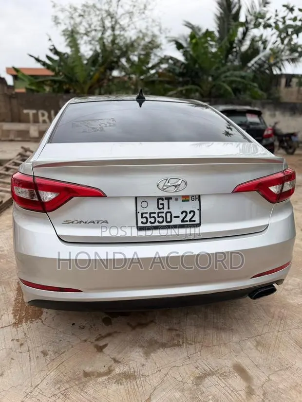 Hyundai Sonata Limited 4dr Sedan (2.4L 4cyl 6A) 2015 Silver · Photo 1
