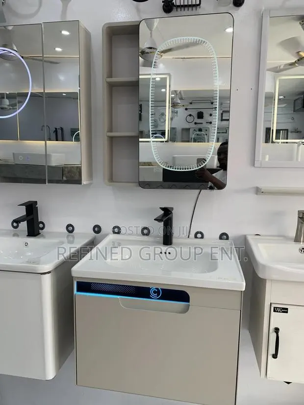 Basin With Mirror and Light · Photo 1