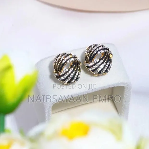 Geometric Crystal Stud Earrins · Photo 1