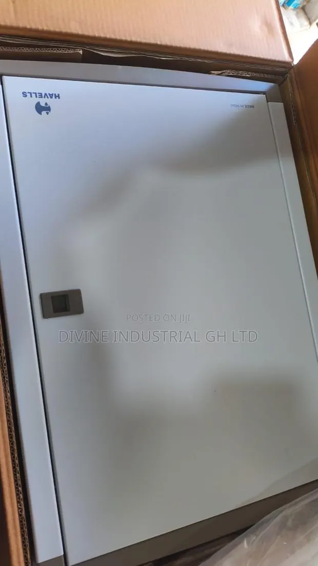 8 Way Distribution Board 3 Phase · Photo 1