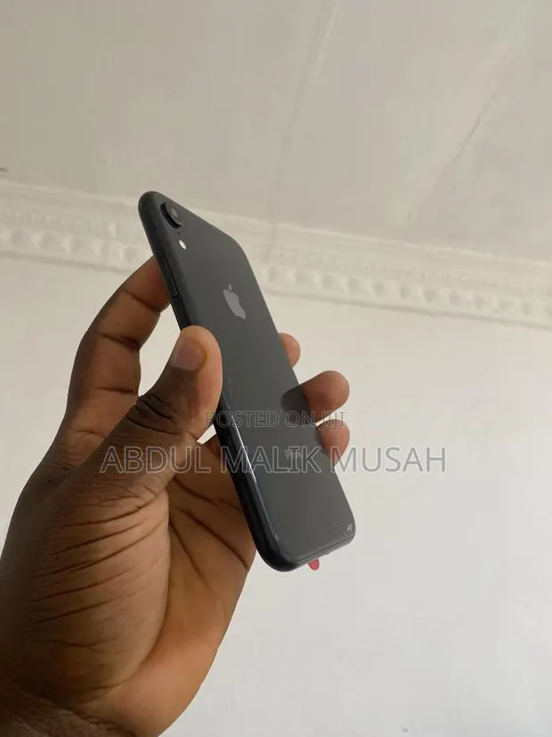 Apple iPhone XR 64 GB Black · Photo 1