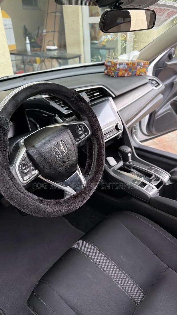 Honda Civic EX Hatchback 2020 White · Photo 1