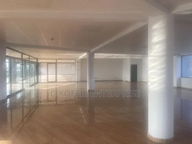 1800 SQM Office at Airport for Rent · Photo 1